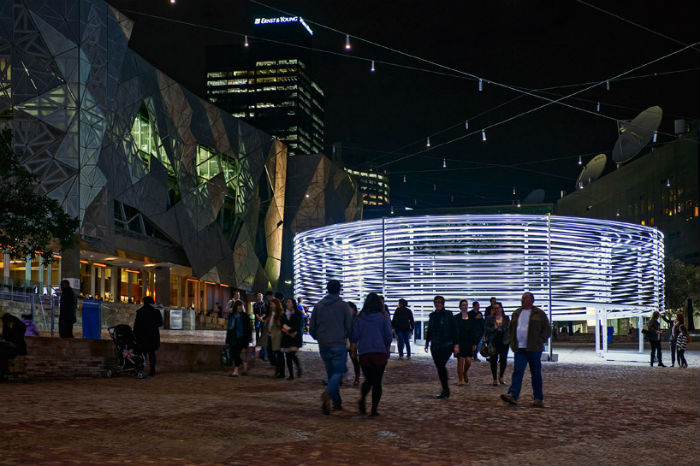 Круговая структура, сконструированная из сорока алюминиевых колец, была установлена в центральной части Мельбурна на площади Федерации (англ. Federation Square) 