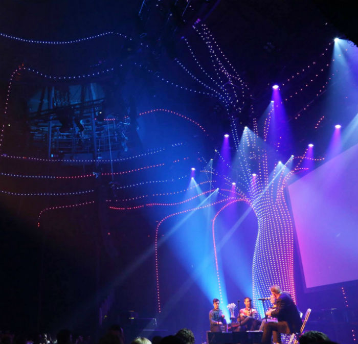 Специально для  серии музыкальных выступлений в лондонском концертном зале The Roundhouse, студией дизайна Atmos studio был подготовлен проект Arboreal lightning 
