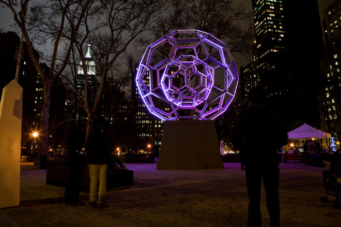 Нью-йоркский дизайнер и скульптор Лео Виллареаль создал впечатляющую монументальную скульптуру в виде светящейся сферы