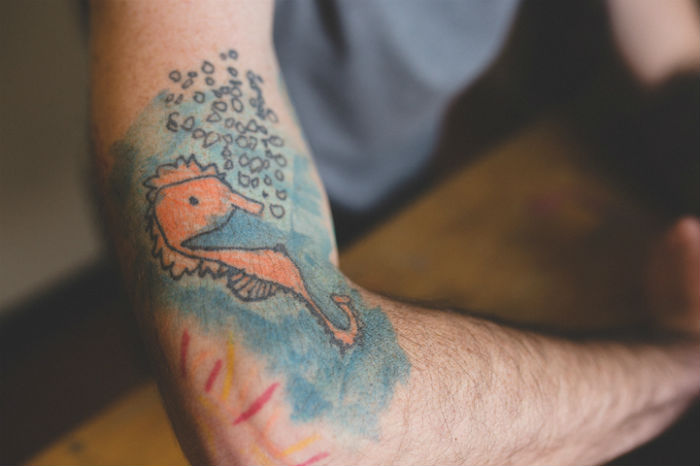 Гордый отец  делает себе настоящие татуировки по рисункам сына
