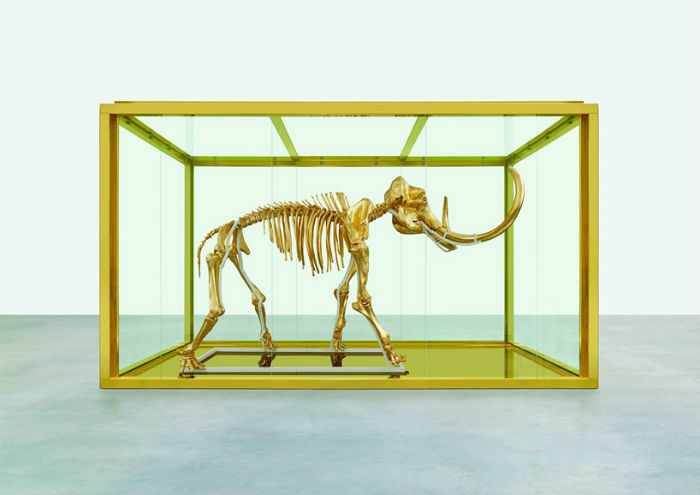 Знаменитый английский художник Дэмьен Хёрст создал позолоченный скелет шерстистого мамонта