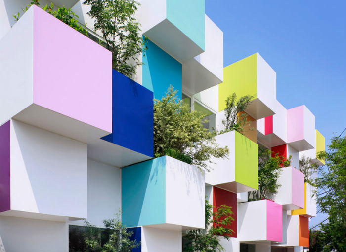 Радужные кубы-балкончики служат одновременно миниатюрными подвесными садами