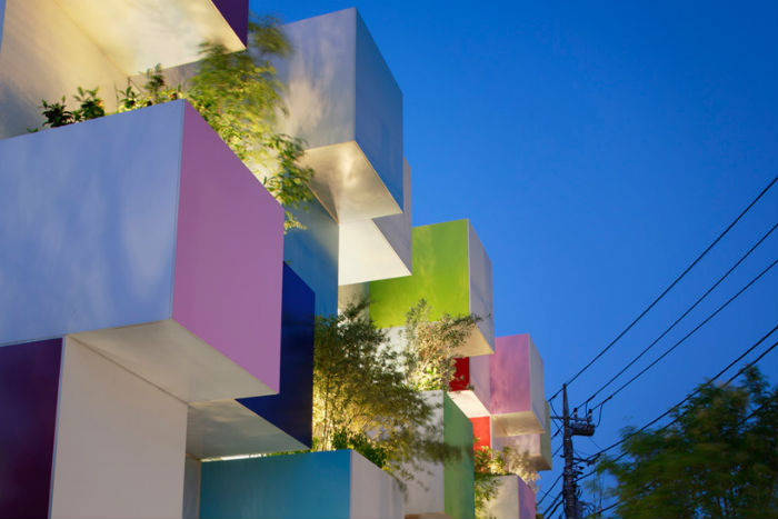 Двенадцать подвесных балкончиков-садов изменяют  внешний вид в зависимости от времени года