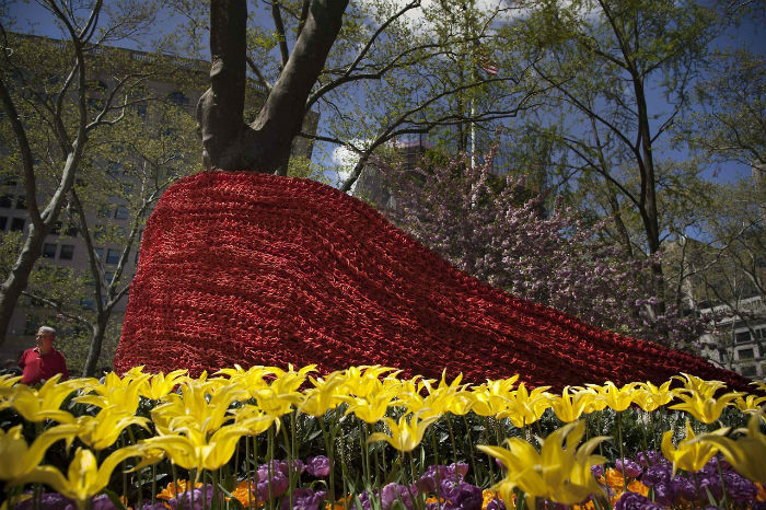 Американская художница Орли Генгер представила в общественном парке Мэдисон-сквер свою необычную пространственную композицию 