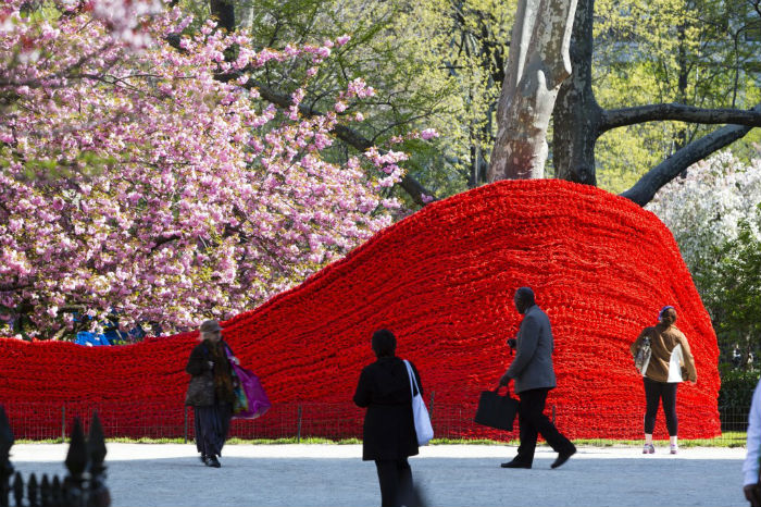 Жизнеутверждающая инсталляция американской художницы в общественном парке на Манхэттене