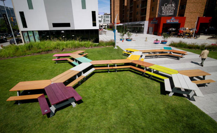 Новая масштабная скульптура мастера «Большой пикник» (The great picnic) предлагает зрителям иначе взглянуть на городское пространство.
