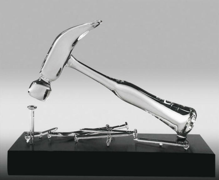 Знаковая скульптура художника Hammer and Nails («Молоток и гвозди»)