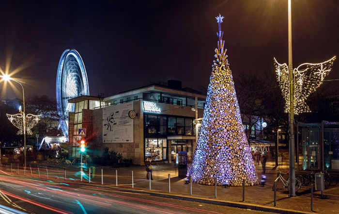 Рождественская ель, собранная из пяти тысяч брёвен, установлена в центре Будапешта