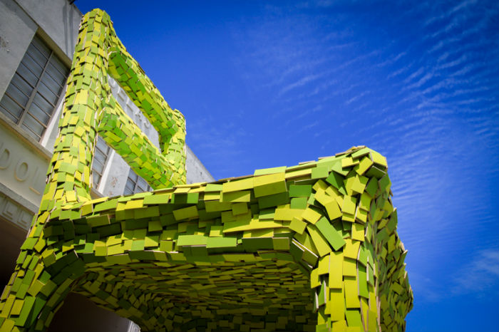 Гигантская инсталляция в Мексике в виде огромного зелёного кресла