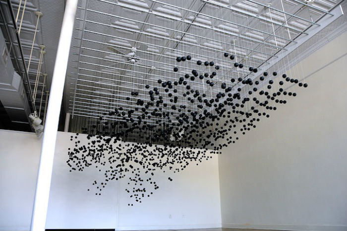 Пространственная композиция состоит из тысячи с лишним шариков для игры в пинг-понг, окрашенных в чёрный цвет