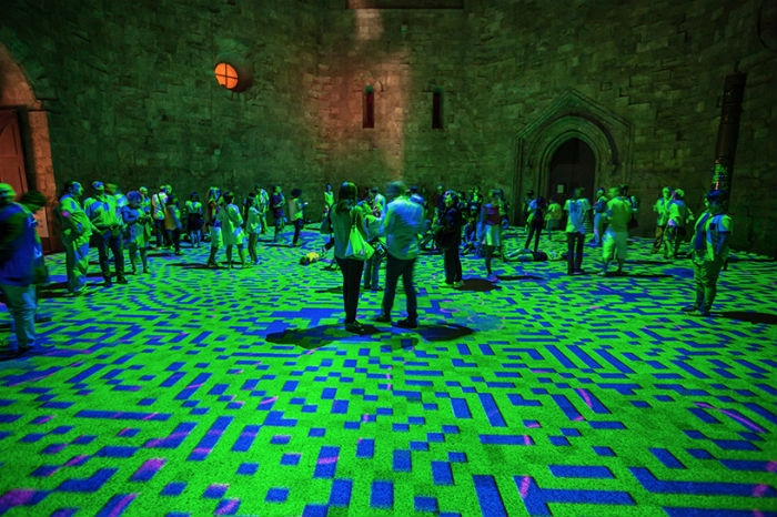 Мастер цифровых инсталляций Мигель Шевалье представил в старинном итальянском замке очередную версию своей интерактивной инсталляции Magic carpets