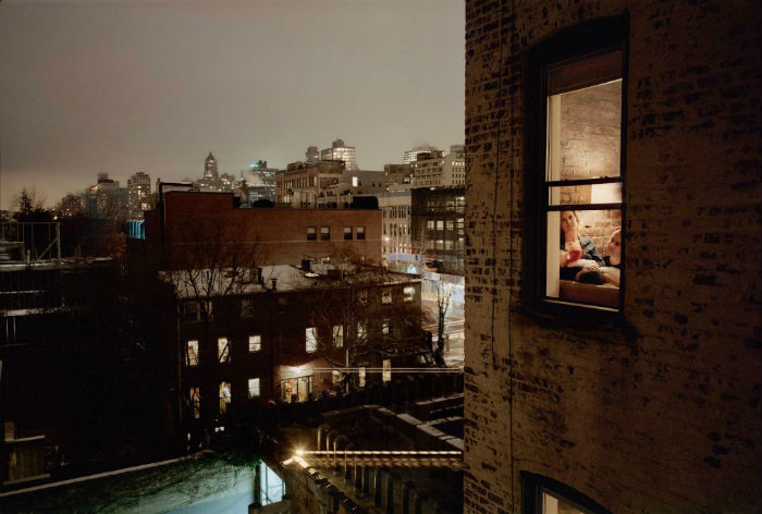 Умело сочетая элементы вуайеризма и перформанса, нью-йоркский фотограф Гейл Халабан запустила увлекательный проект Out My Window 