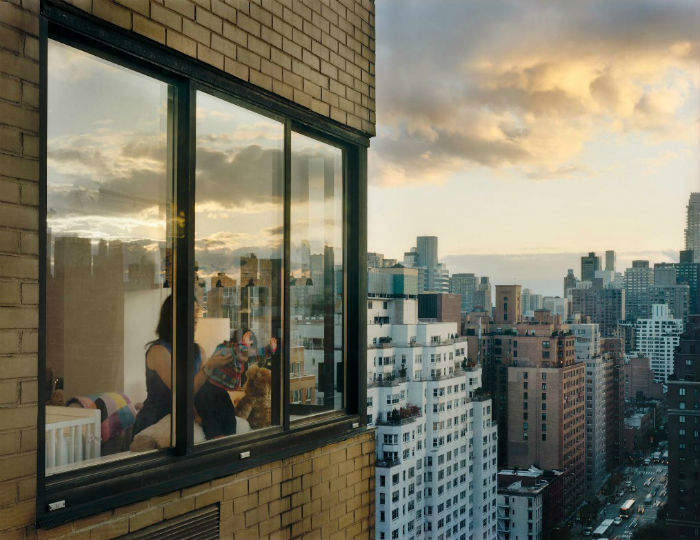 Окна нью-йоркских квартир в фотопроекте Гейл Халабан