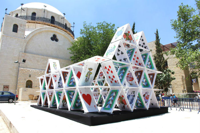 Световая инсталляция House of cards («Карточный домик») в Иерусалиме