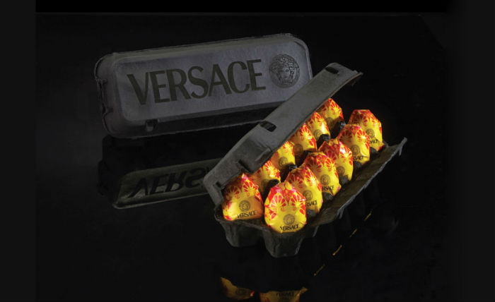 Десяток куриных яиц в индивидуальной упаковке от Versace