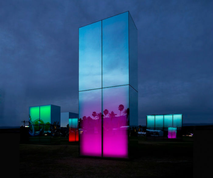 Световая инсталляция Reflection field на фестивале музыки и искусств Коачелла 