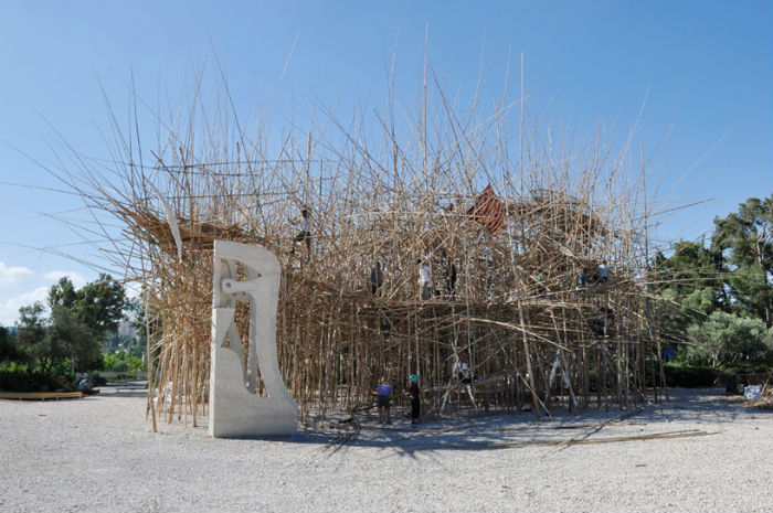 Для инсталляции потребовалось около десяти тысяч бамбуковых палок, которые в процессе сборки перевязывались особо прочными верёвками