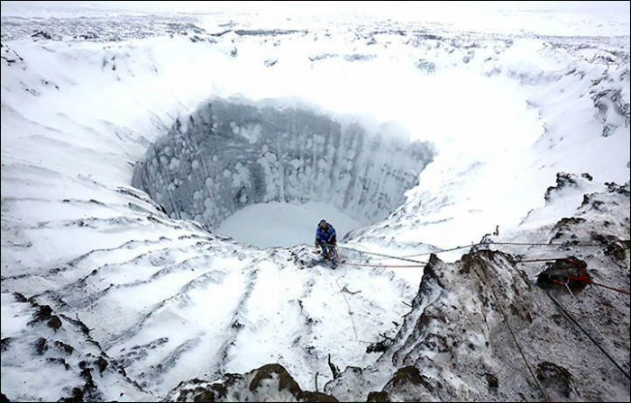 Российским учёным удалось исследовать дно ямальской воронки, таинственного кратера на Ямале