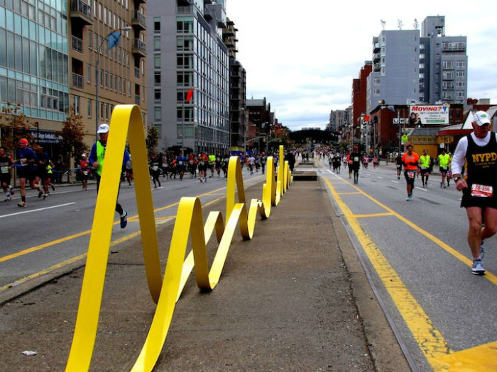 Несмотря на то, что инсталляция «Unparallel Way» довольно абстрактна, внешне она напоминает жёлтую дорожную разметку на нью-йоркских улицах