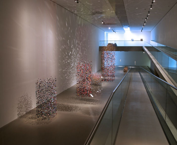 Вот уже более двадцати лет американка Пэй Уайт (Pae White) подчиняет себе пространство, создавая удивительные инсталляции из подручных материалов