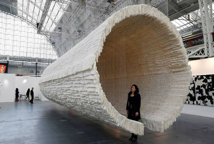 Китайский художник-абстракционист Жу Жинши (Zhu Jinshi) создал любопытную подвесную инсталляцию под названием «Boat» («Лодка»)