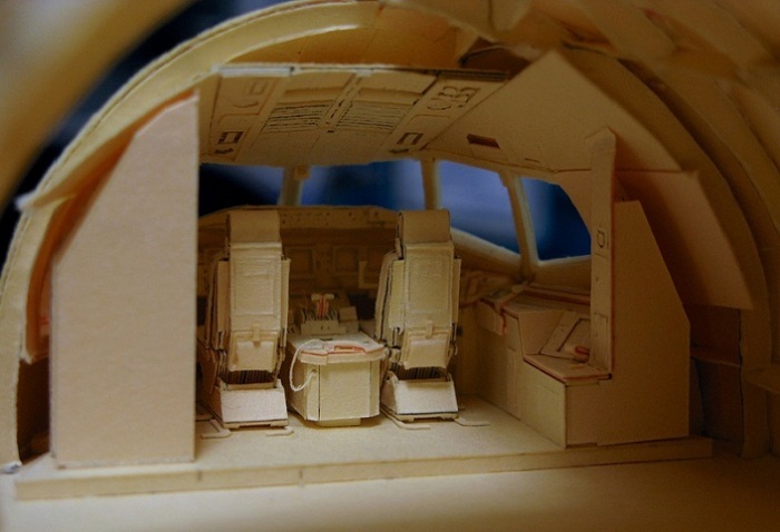 Фрагмент макета Боинга 777 из бумаги