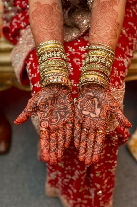руки индийской невесты перед свадьбой