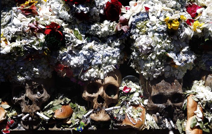 освящение черепов 8 ноября в Боливии