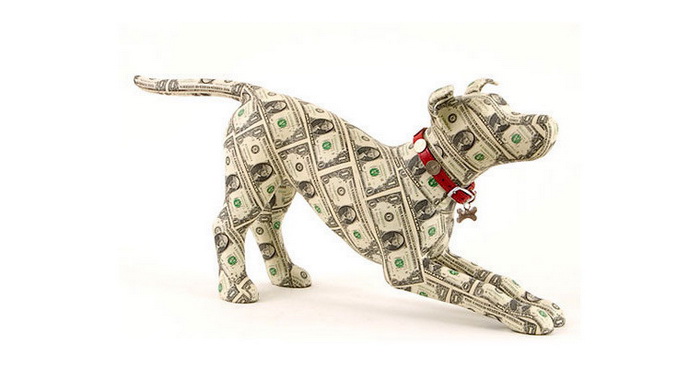скульптура собаки, созданная из денег