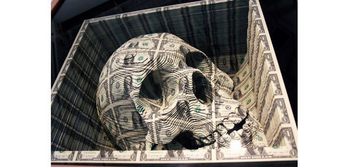 череп, созданный из денежных купюр