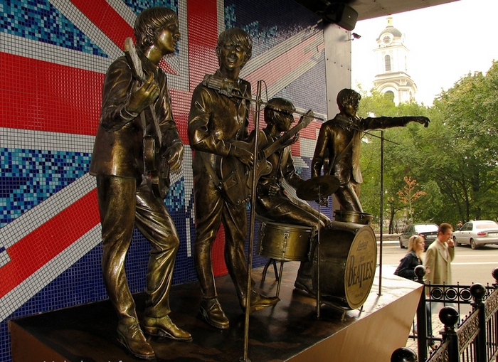 Памятник The Beatles в Донецке.
