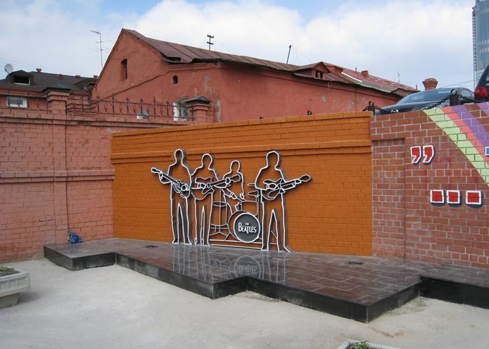 Памятник The Beatles в Екатеринбурге.
