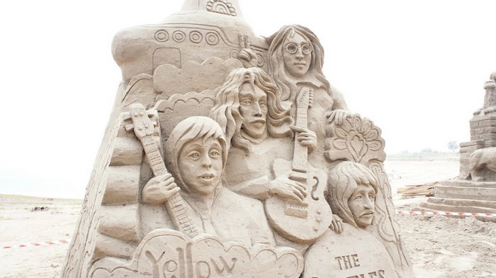 Памятник The Beatles из снега в Новосибирске.