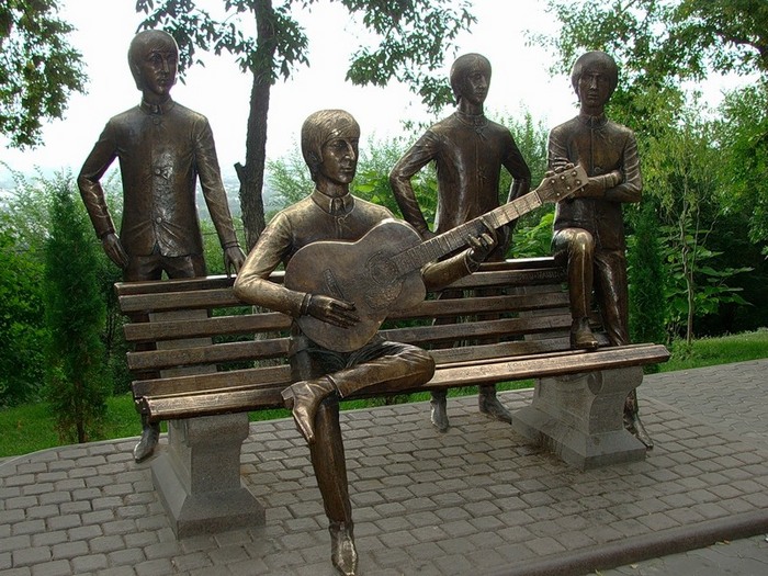 Памятник The Beatles на горе Кок-Тобе (Казахстан).