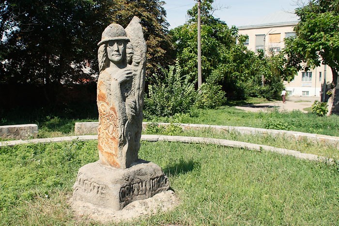 Памятник Джону Леннону в Могилеве-Подольском (Украина).