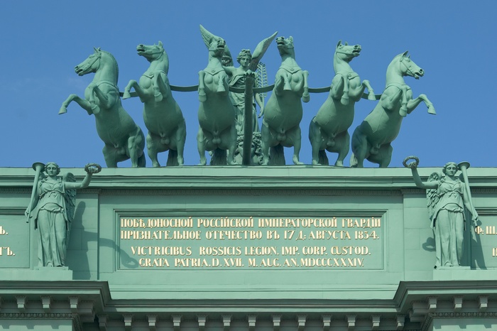 Фрагмент Нарвской триумфальной арки, воздвигнутой в Санкт-Петербурге в честь победы в Отечественной войне 1812 года.