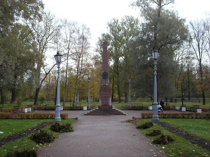 Памятник на месте дуэли Пушкина и Дантеса.