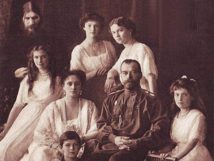 Григорий Распутин и царская семья.
