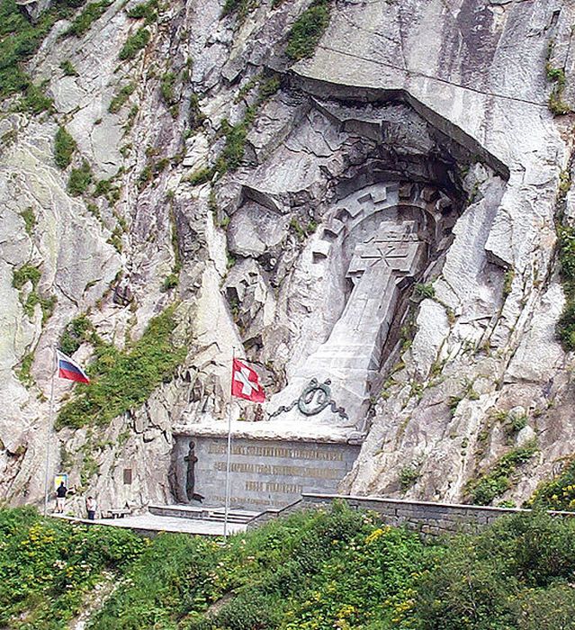 Памятник Суворову в швейцарских Альпах.