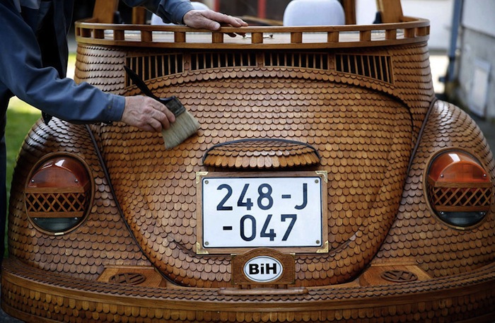 Кузов автомобиля покрыт более чем пятьюдесятью тысячами вырезанных вручную деревянных чешуек