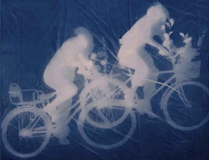 «World’s Shadows». Мальчик и девочка на велосипеде.  