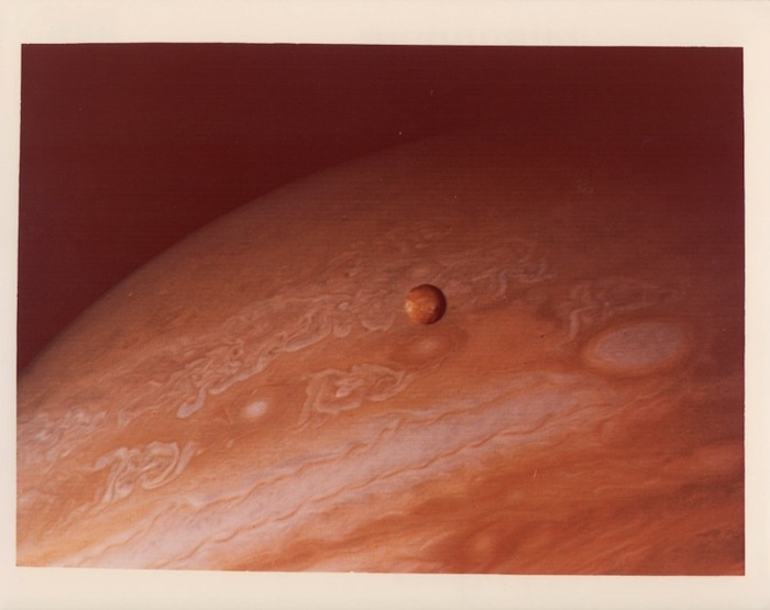 Юпитер и его спутник, Voyager 2, июнь 1979