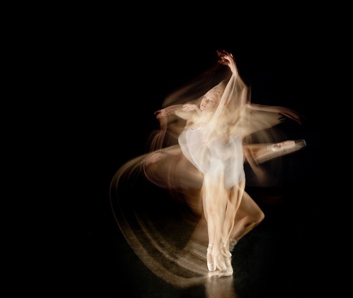 Чапа-Малакара сфокусировался на двух диаметрально противоположных видах танца: балете и брейк-дансе