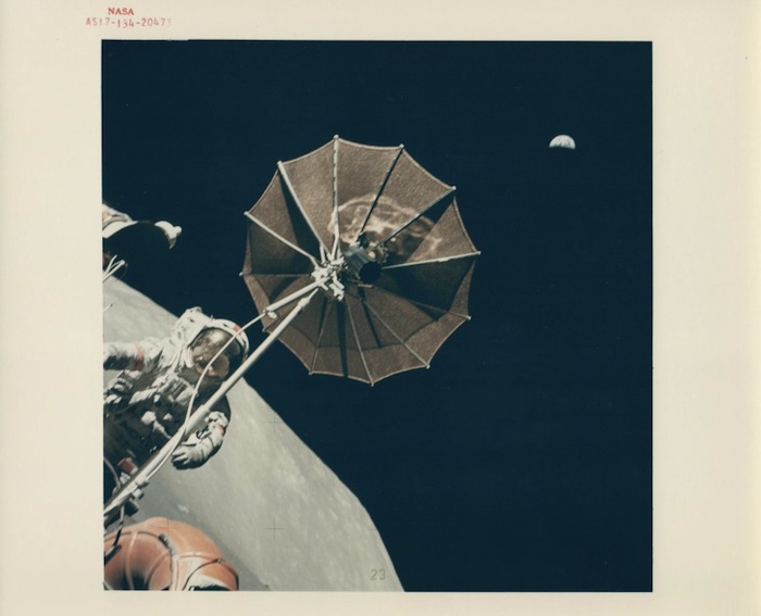 Harrison Schmitt, Юджин Сернан и антенна лунохода, сверху - растущая Земля, Apollo 17