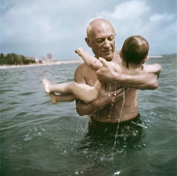 Пабло Пикассо играет в воде с сыном Клодом, Франция, 1948