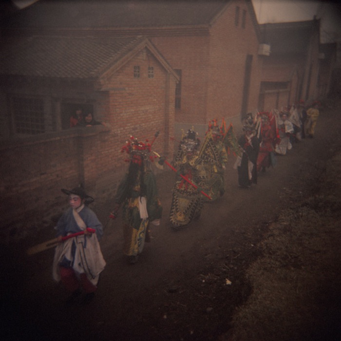 Участники фестиваля идут по деревне