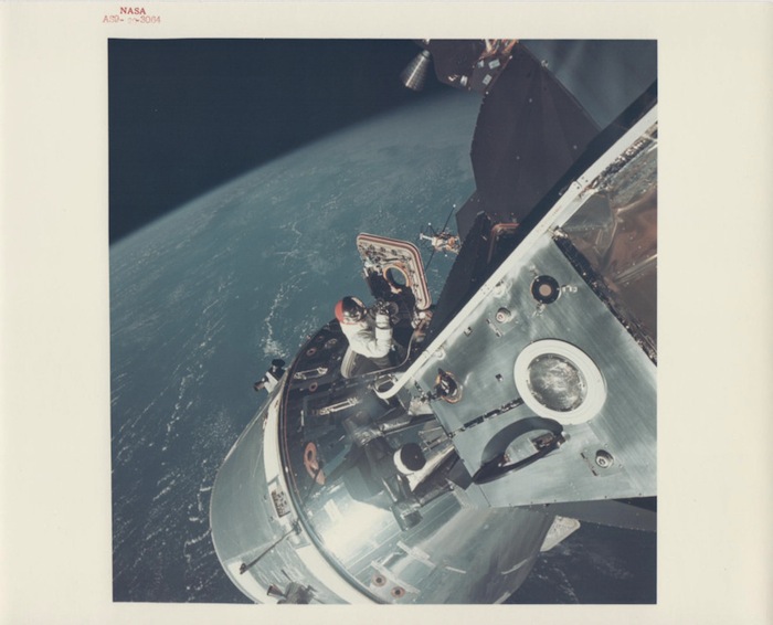 Russell Schweickart, Дэвид Скотт вылезает через открытый люк командного модуля, Apollo 9