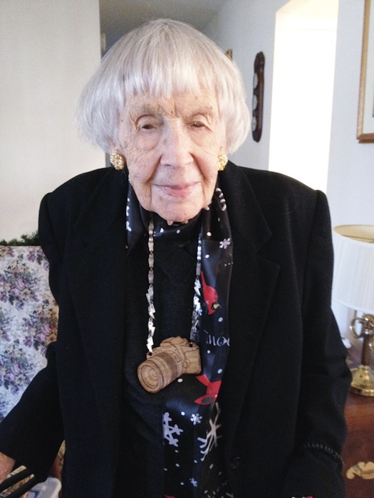 Бабушка Оливия с подарком на шее