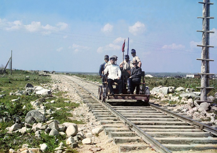 Прокудин-Горский едет по рельсам Мурманской железной дороги на дрезине у Петрозаводска, вдоль Онежского озера в 1910 году