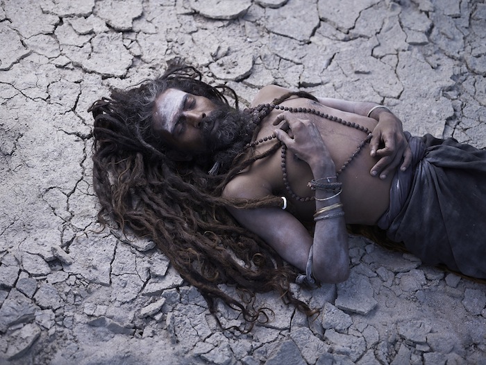 Садху Агхори покрывают себя человеческим пеплом во время ритуального отречения от земного тела